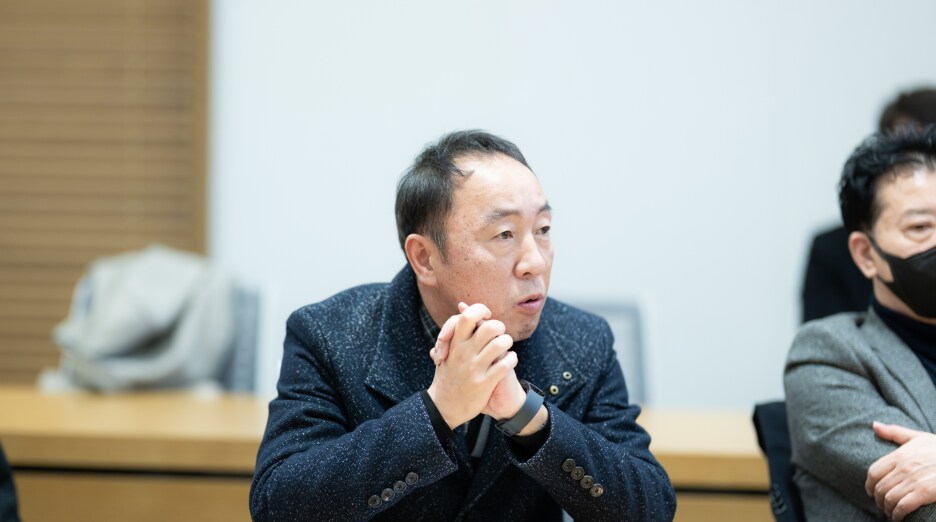 질문에 답변하는 평택시청 자치행정팀장 김민수 위원의 모습