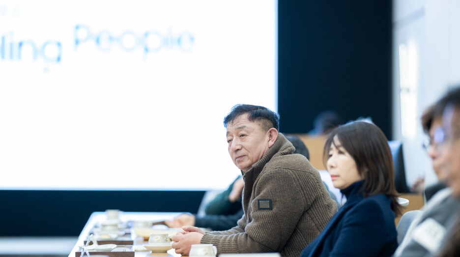 환경과 안전 문제에 대한 의견을 경청하는 위원들의 모습