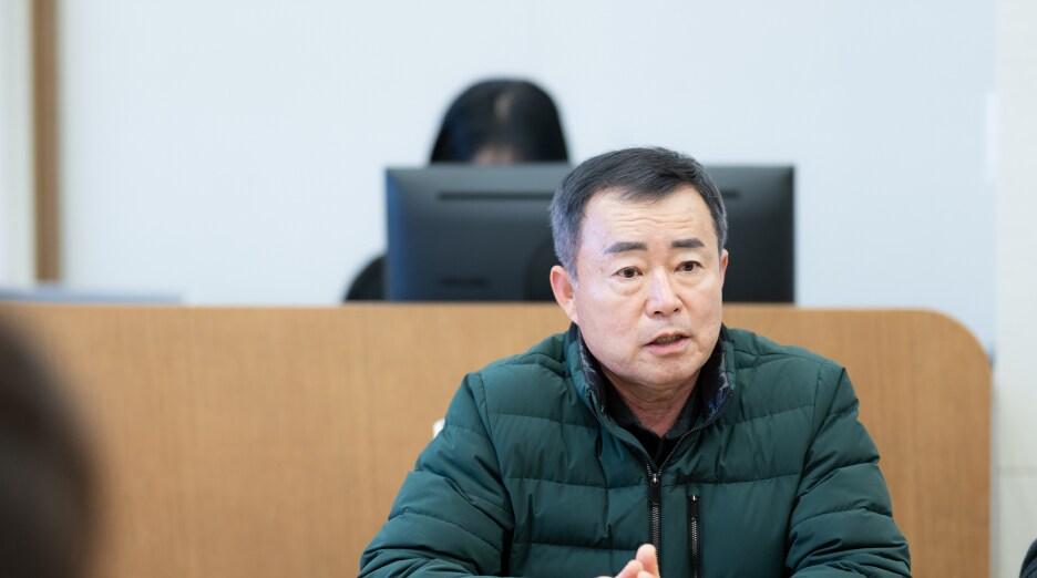 발언 중인 고덕면 이장협의회 사무국장 김재환 위원의 모습