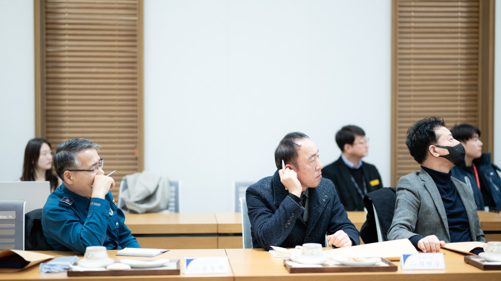 환경안전 관리 현황 발표에 경청하는 위원들의 모습