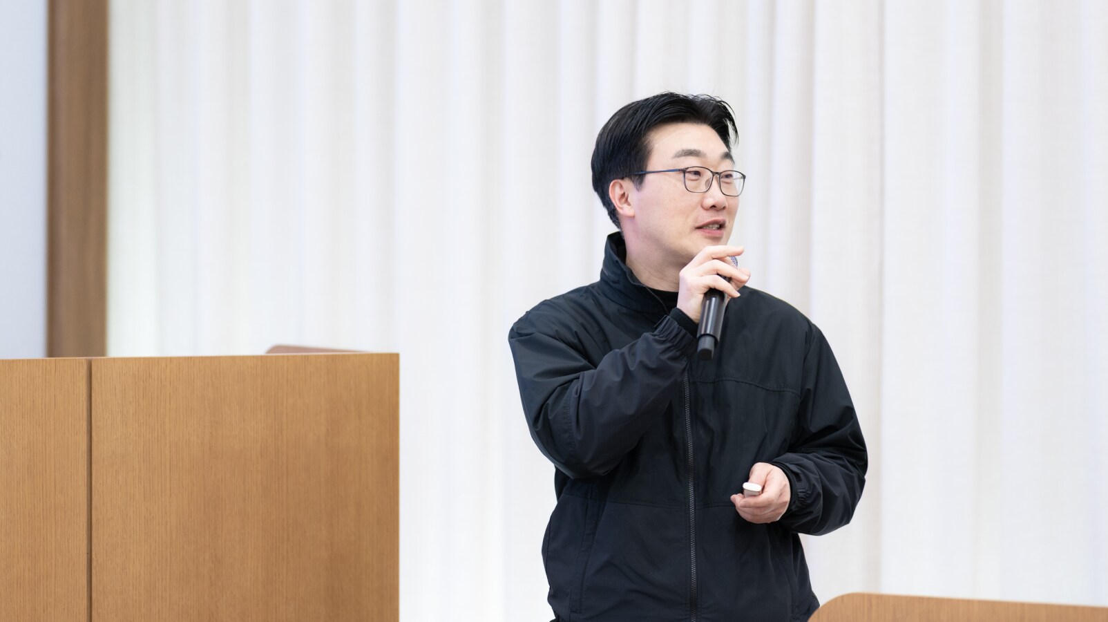 평택캠퍼스 임직원들의 사회공헌 활동을 발표하는 평택사회공헌센터 김동철 위원