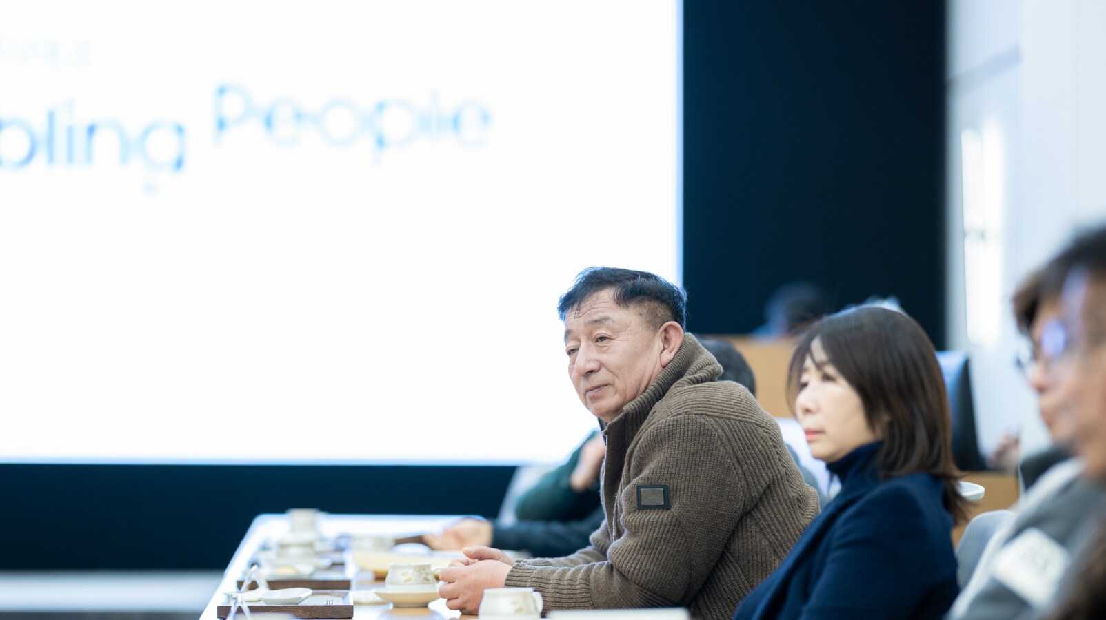 환경과 안전 문제에 대한 의견을 경청하는 위원들의 모습