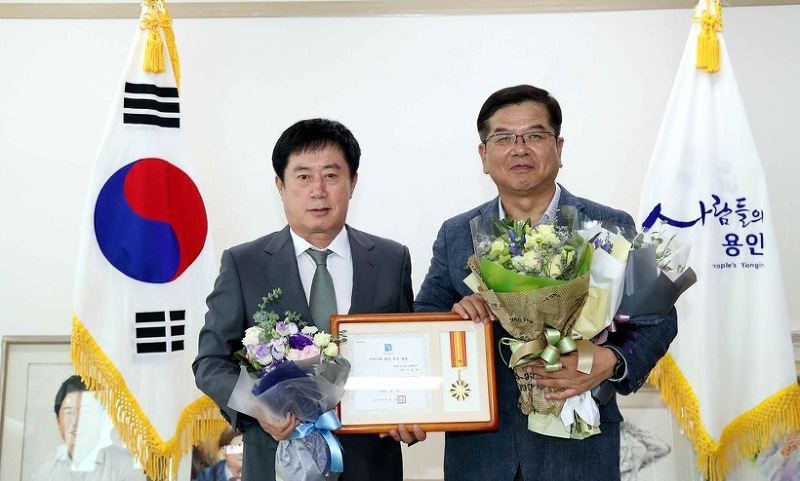 경기도지사 표창을 수상한 삼성전자·용인 소통협의회 의장 이승백 상무의 사진