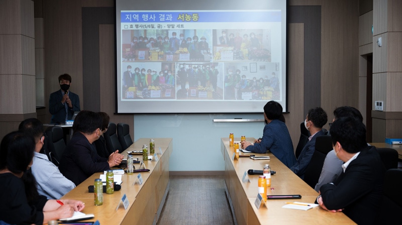 삼성전자·용인 소통협의회 2022년 5월 정기회의 중 소통협의회 위원이  발표하는 모습