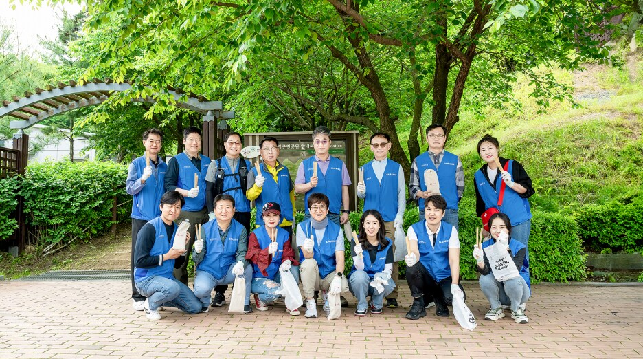 매미산 둘레길 환경 정화 활동에 참여하는 용인 소통협의회 위원들의 모습