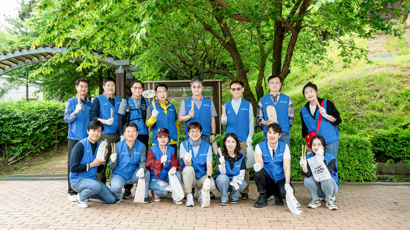매미산 둘레길 환경 정화 활동에 참여하는 용인 소통협의회 위원들의 모습