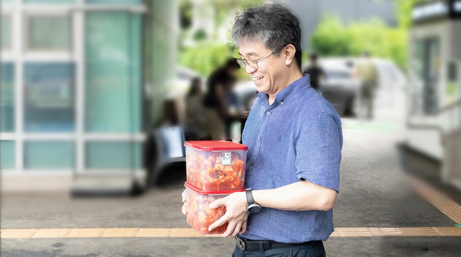직접 담근 김치를 어르신들께 전달하기 위해 이동중인 하헌재 의장