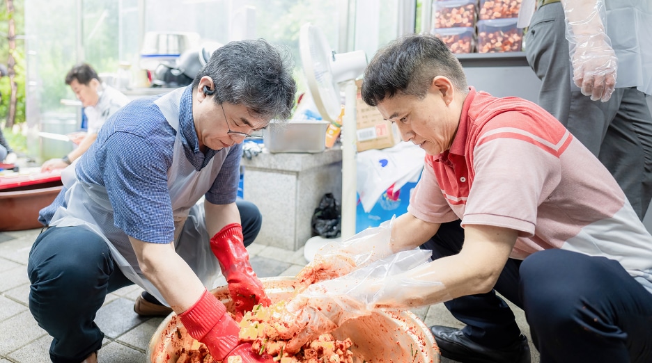 김치 나눔 봉사활동에 참여하고 있는 하헌재 의장과 서천파출소 소장 김성필 위원