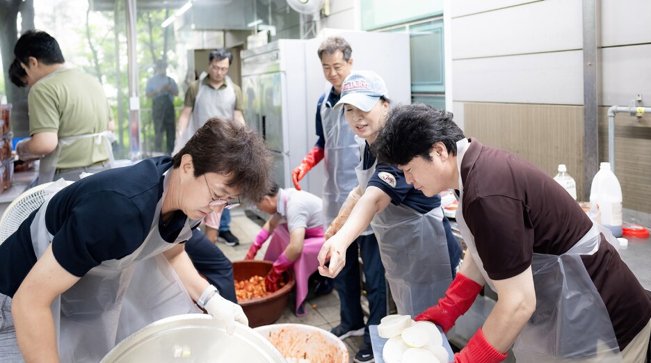 김치 나눔 봉사활동에 참여중인 소통협의회 위원들의 모습