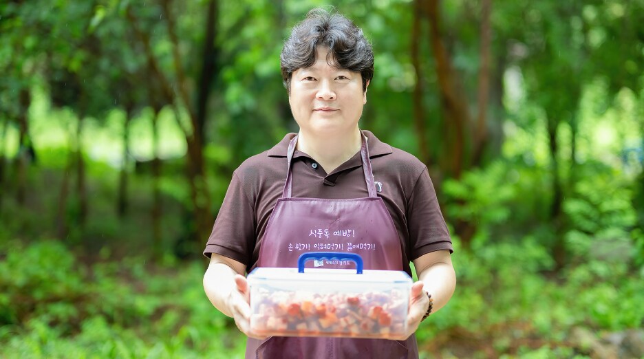 김장 나눔 봉사활동 후 직접 담근 김치를 들고 있는 기흥동 체육회장 한수길 위원