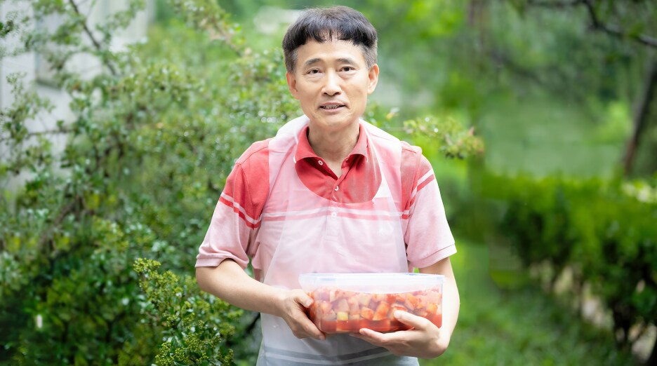 김치 나눔 봉사활동 후 직접 담근 김치를 들고 있는 서천파출소 소장 김성필 위원