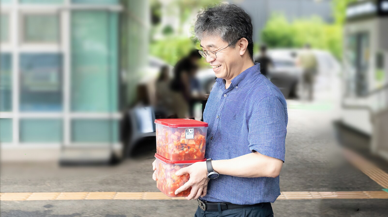 직접 담근 김치를 어르신들께 전달하기 위해 이동중인 하헌재 의장