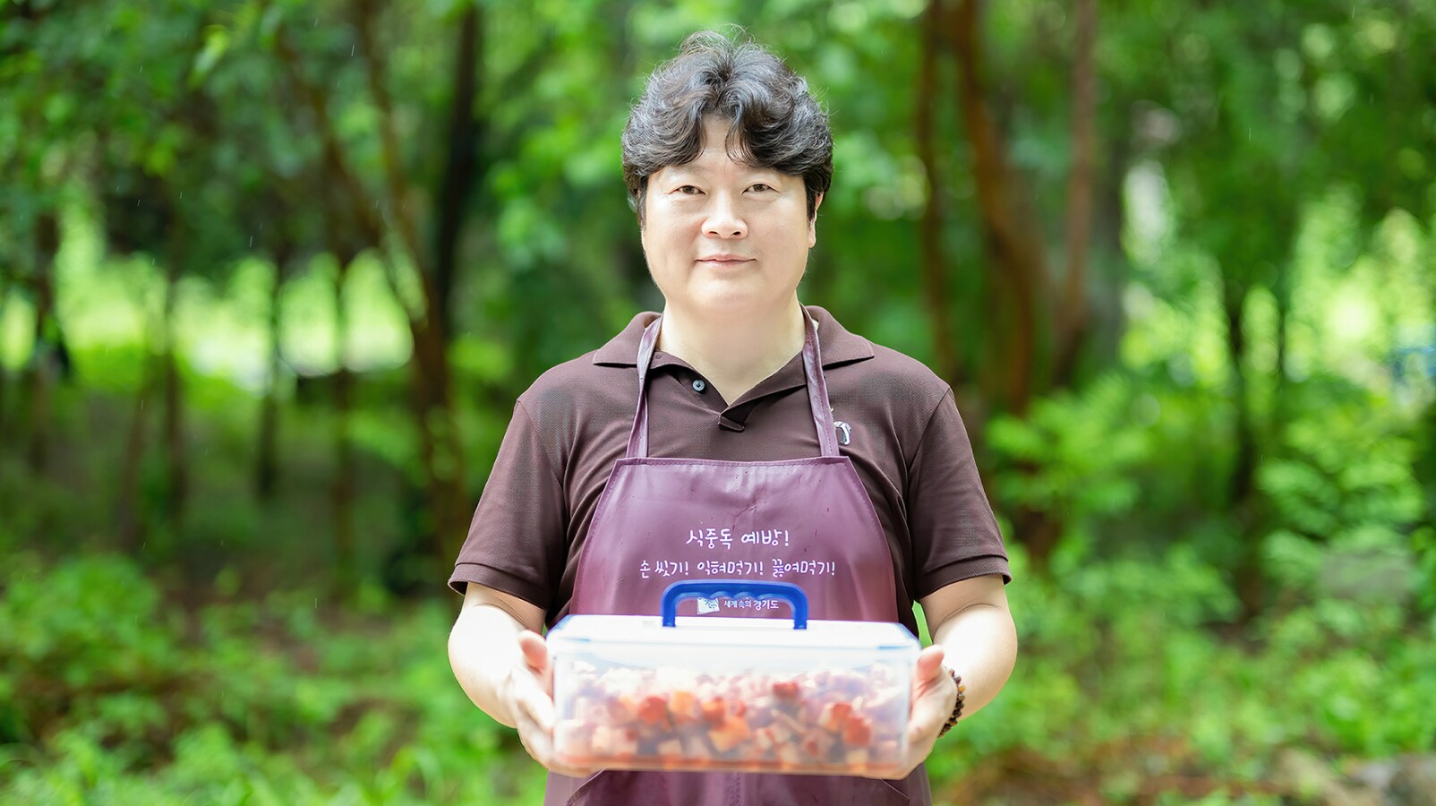 김장 나눔 봉사활동 후 직접 담근 김치를 들고 있는 기흥동 체육회장 한수길 위원