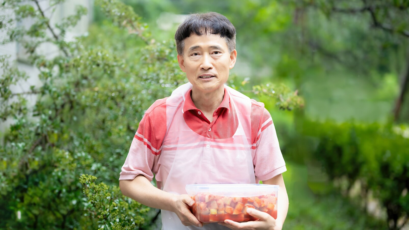 김치 나눔 봉사활동 후 직접 담근 김치를 들고 있는 서천파출소 소장 김성필 위원