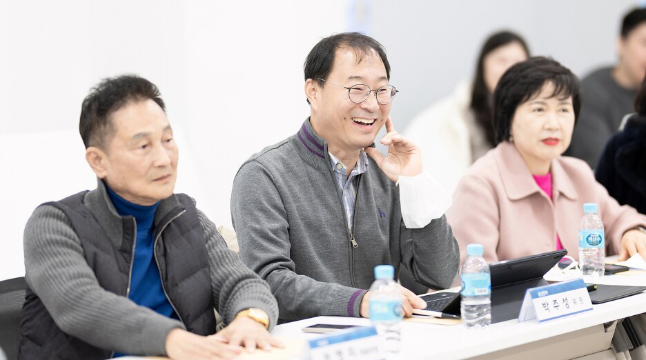 2024년 활동 영상을 시청하는 용인 소통협의회 위원들의 모습