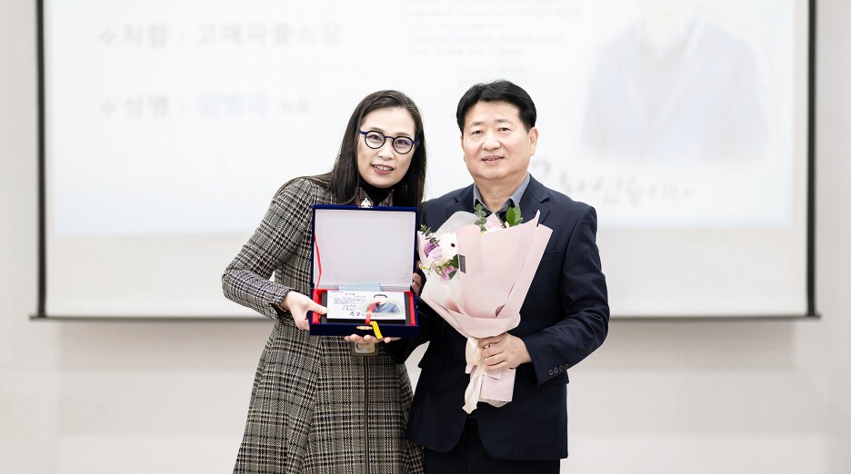 감사패와 꽃다발을 들고 있는 前 고매파출소장 임병국 위원과 고정미 센터장