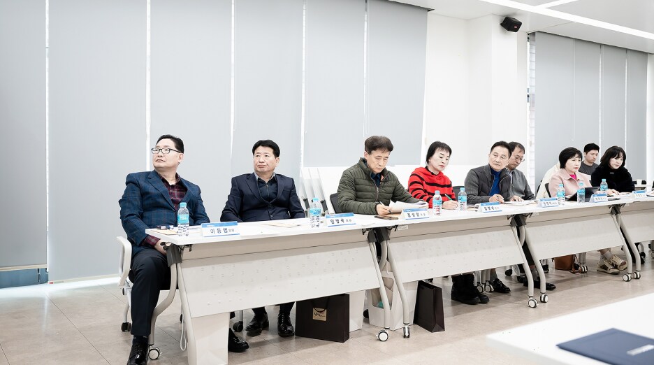 경청하는 용인 소통협의회 위원들의 모습