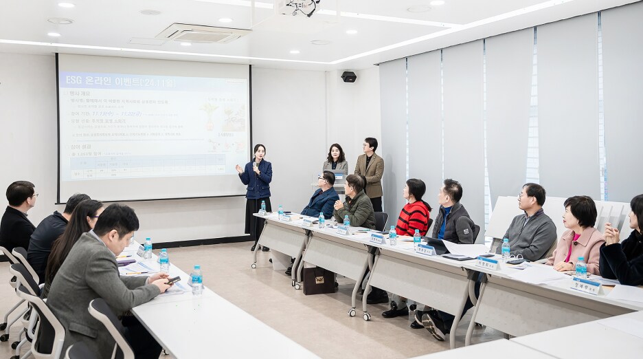 ESG 온라인 이벤트 결과를 듣고 있는 용인 소통협의회 위원들의 모습