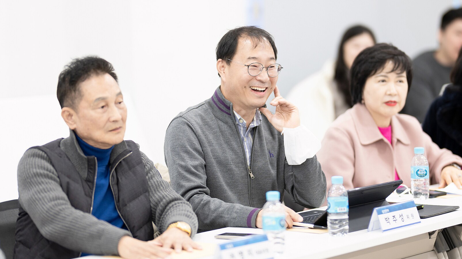 2024년 활동 영상을 시청하는 용인 소통협의회 위원들의 모습