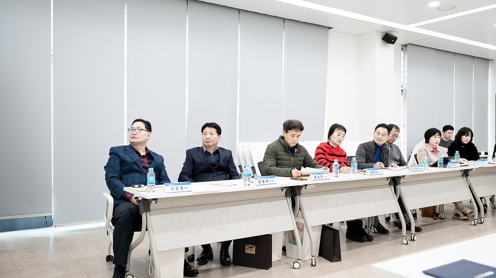 경청하는 용인 소통협의회 위원들의 모습