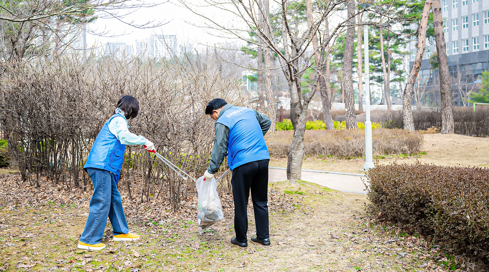 쓰레기를 수거하는 삼성전자·용인 소통협의회 위원들의 모습