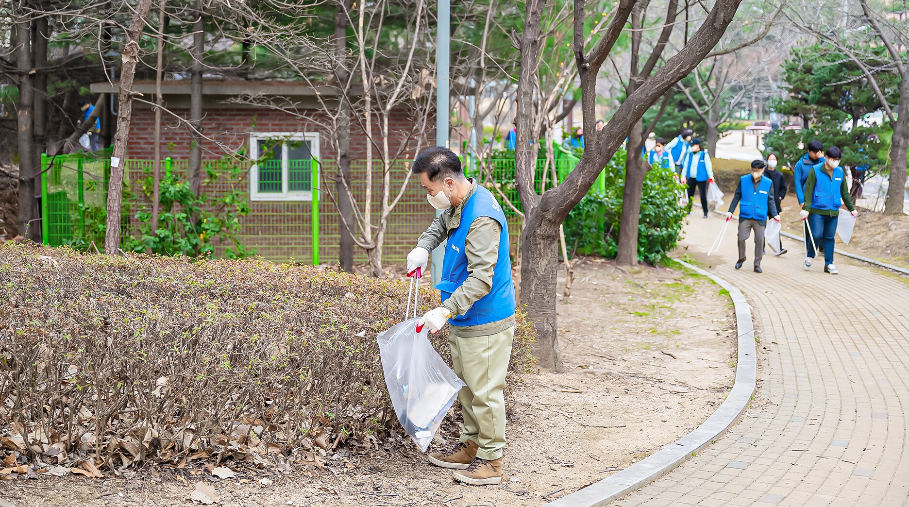 서농동 둘레길의 쓰레기를 줍는 삼성전자·용인 소통협의회 위원
