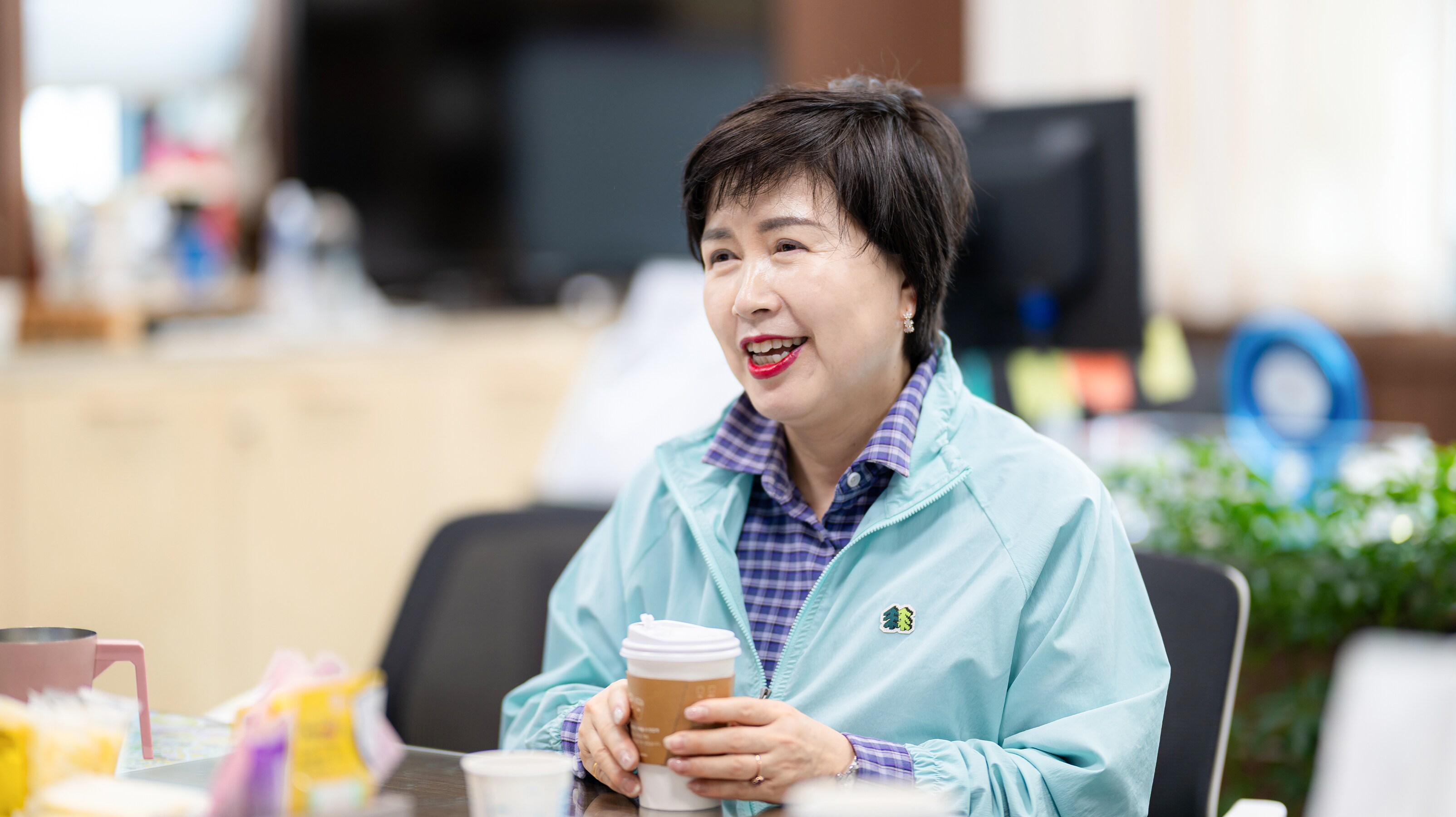 환경정화 활동 참가 소감을 전하는 서농동 주민자치위원회 복지분과장 이영희 위원