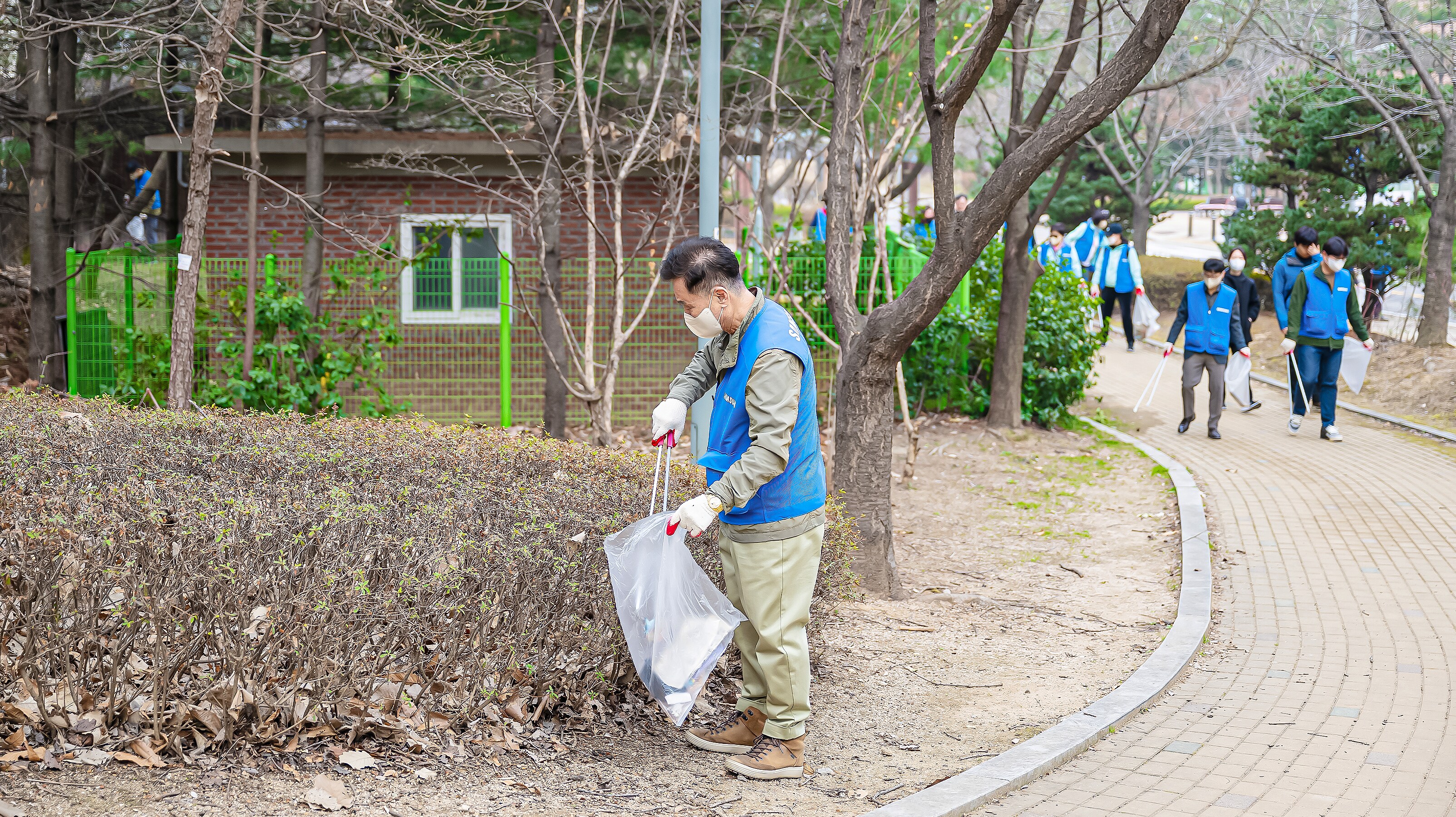 서농동 둘레길의 쓰레기를 줍는 삼성전자·용인 소통협의회 위원