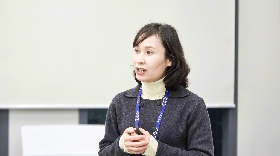 회의실에서 희망별숲 관련 내용을 손짓을 섞어 설명하며 발표하는 허윤정 팀장