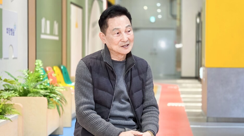 화학사고 예방 관리 체계에 대한 의견을 따뜻한 표정으로 인터뷰에서 공유하는 권영지 대표위원