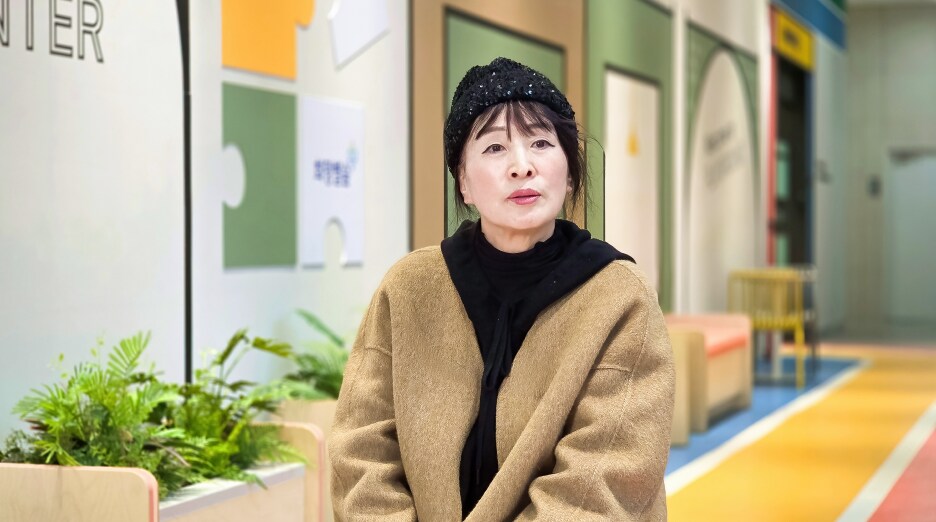밝은 복도에서 진행된 인터뷰에서 희망별숲 방문 소감을 전하는 김영숙 위원