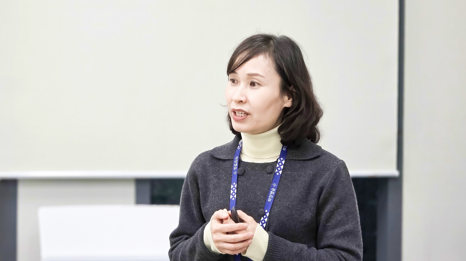 회의실에서 희망별숲 관련 내용을 손짓을 섞어 설명하며 발표하는 허윤정 팀장