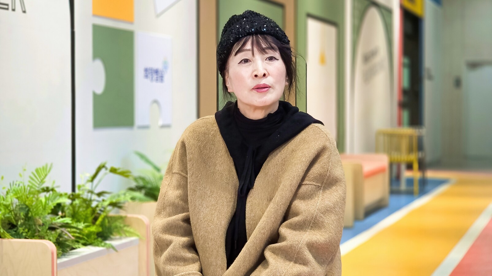 밝은 복도에서 진행된 인터뷰에서 희망별숲 방문 소감을 전하는 김영숙 위원