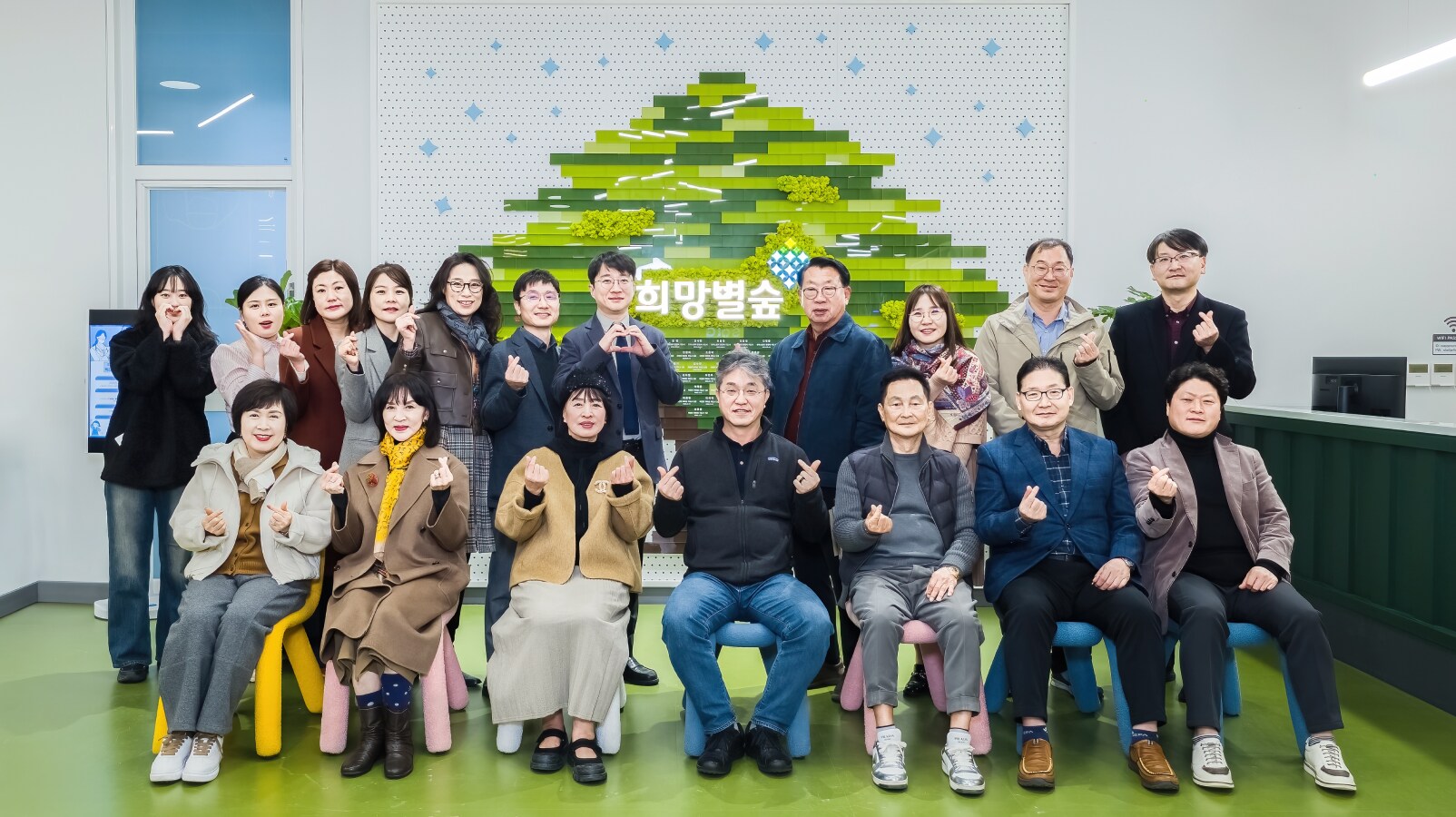 용인 소통협의회 위원들이 희망별숲 교육센터에서 단체 사진을 촬영하고 있다.