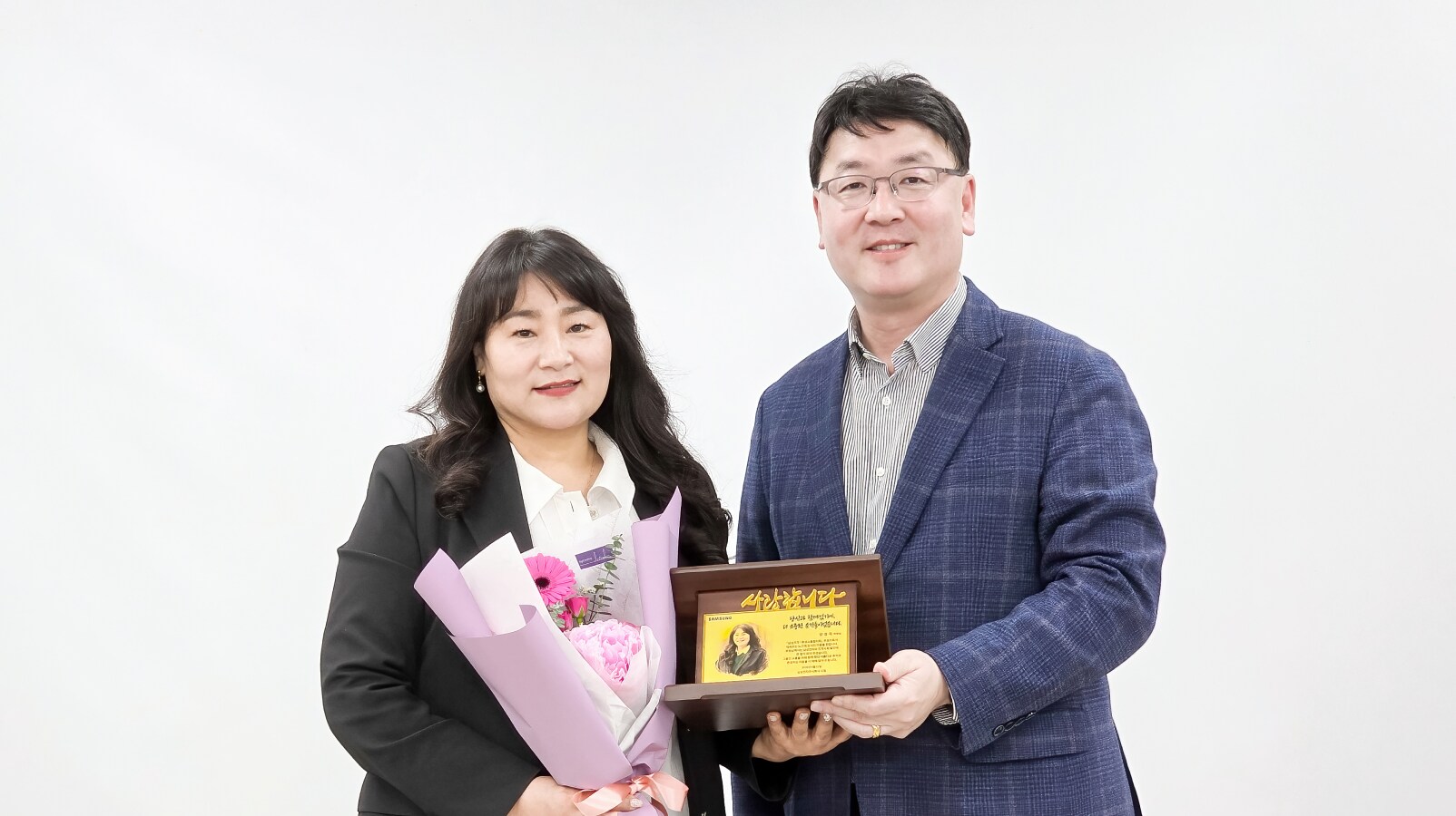 감사패와 꽃다발을 들고 기념 촬영하는 양경자 위원(좌), 전대호 의장(우)