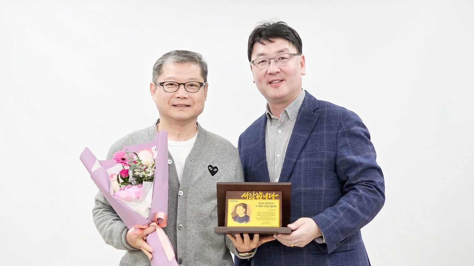 제8기 신임 소통위원을 응원하며 기념 촬영을 하는 김영길 위원(좌), 전대호 의장(우)