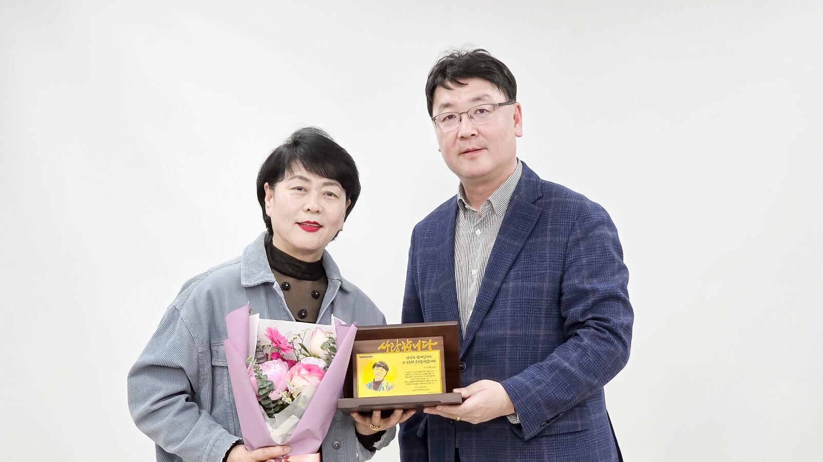 제7기 활동을 의미 있게 마무리하고 있는 이수원 위원(좌), 전대호 의장(우)