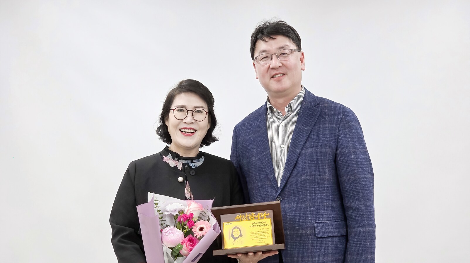 환한 표정으로 기념사진을 촬영하고 있는 조혜경 대표위원(좌), 전대호 의장(우)