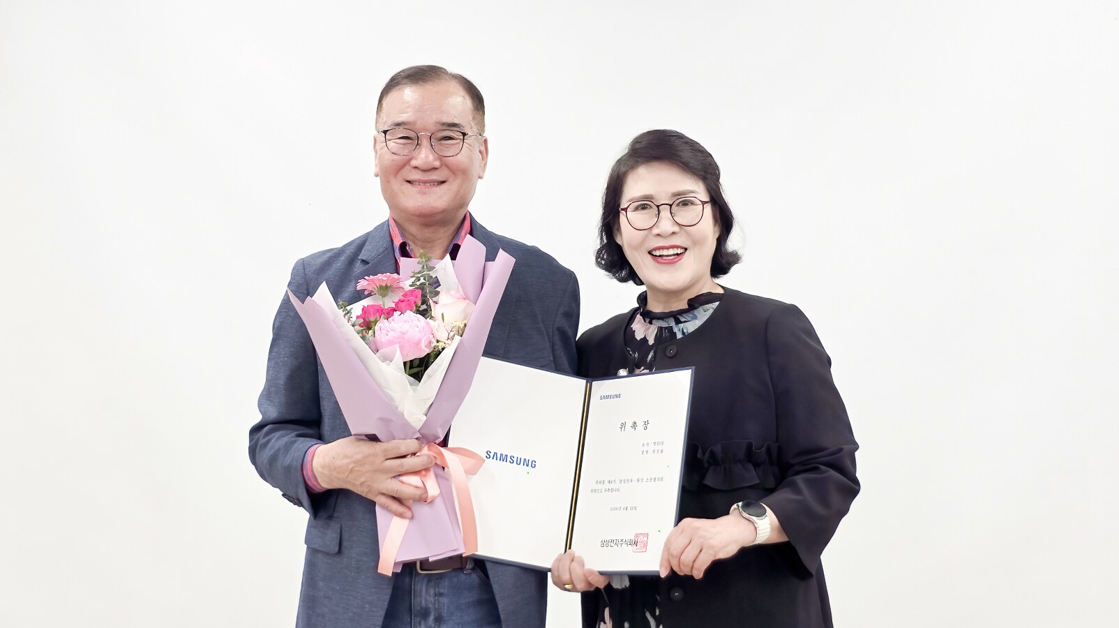 제8기 소통협의회에서 새로 선출된 전상률 대표위원(좌), 제7기 조혜경 대표위원(우)