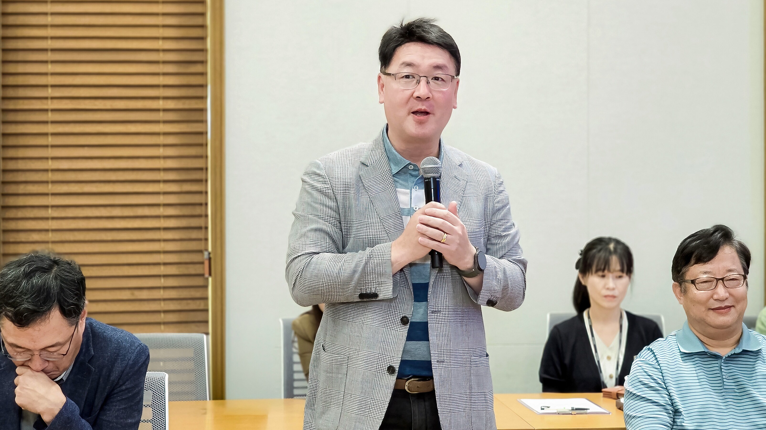 환영 인사를 건네는 전대호 의장