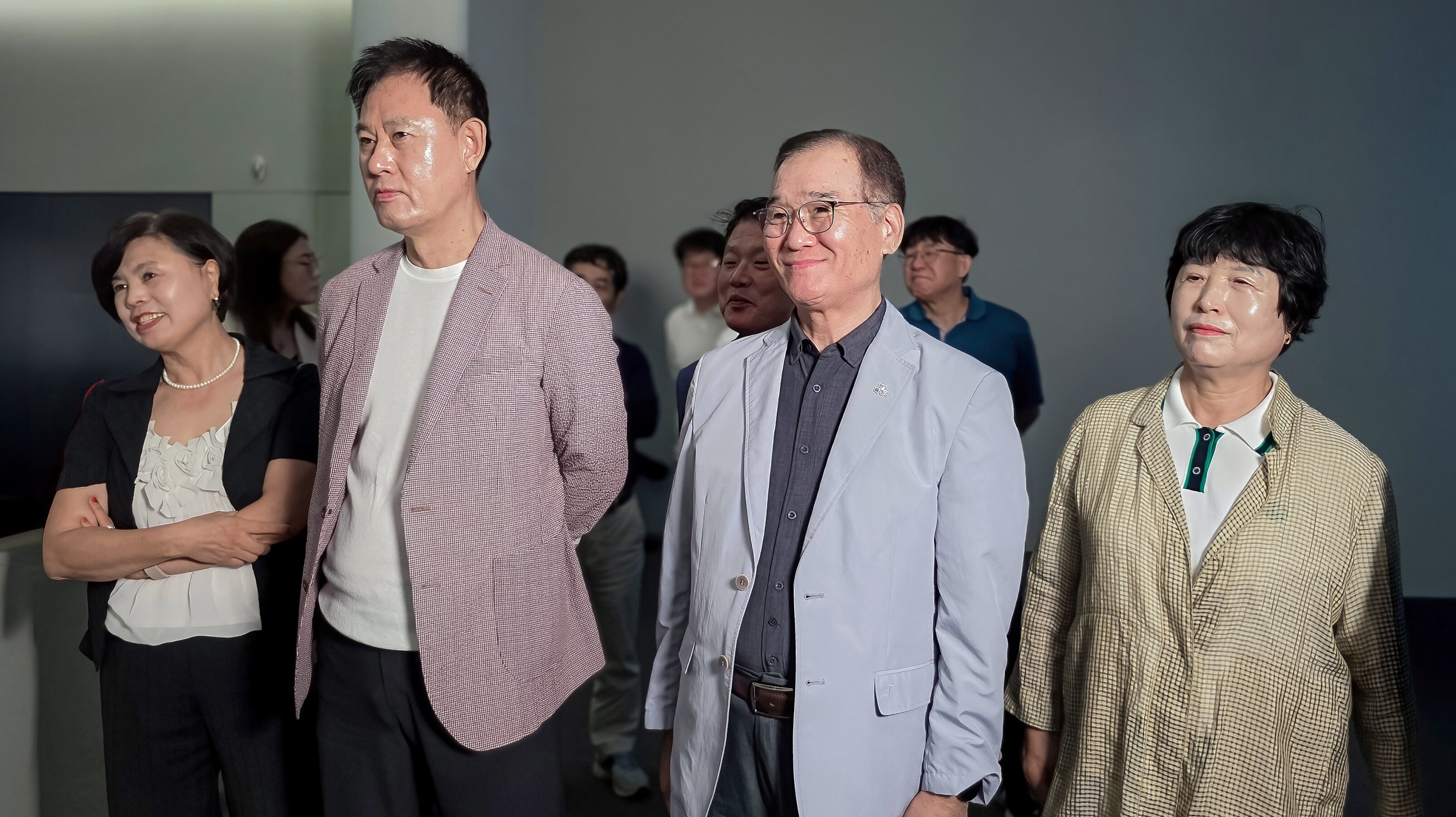 재활용 소재로 제작된 방진복에 대한 설명을 경청하는 위원들