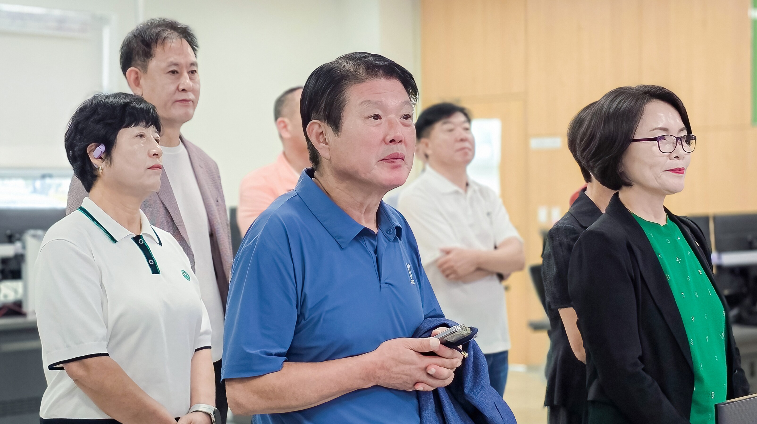 방재센터의 상황 관제 화면을 살펴보는 위원들