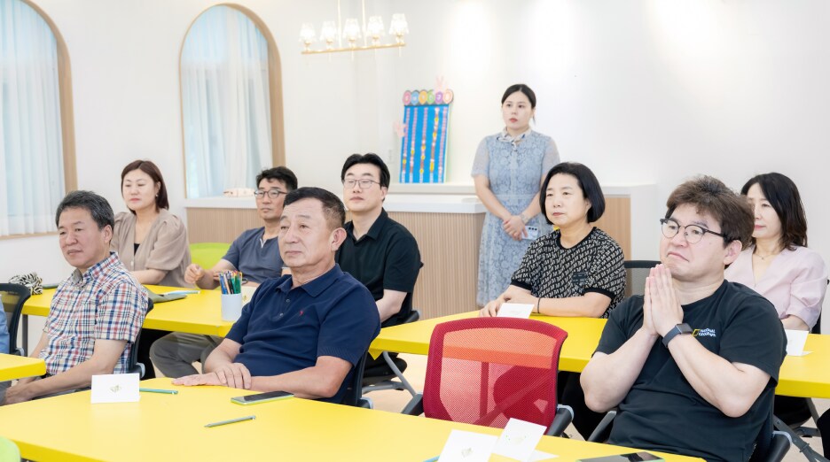 삼성전자-평택 소통협의회 위원들이 책상에 앉아 지역사회 취약계층 지원을 위한 봉사활동 준비 내용을 경청하는 모습