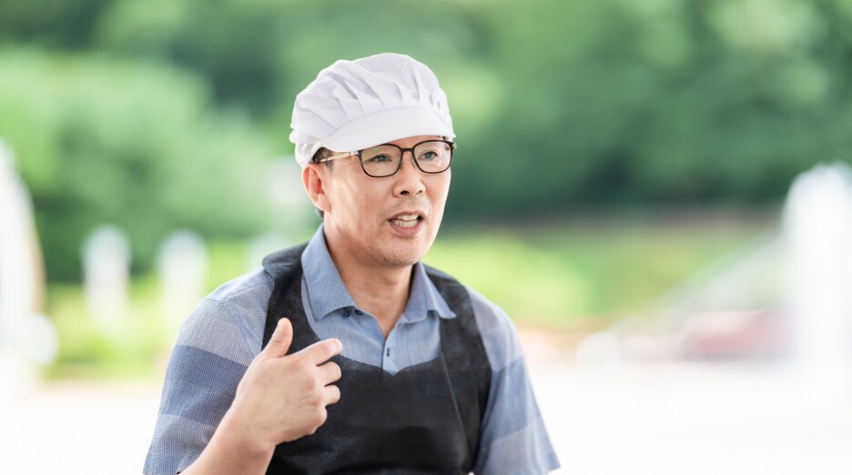 지역사회 봉사활동 현장에서 인터뷰를 진행하고 있는 삼성전자-평택 소통협의회 홍성동 위원