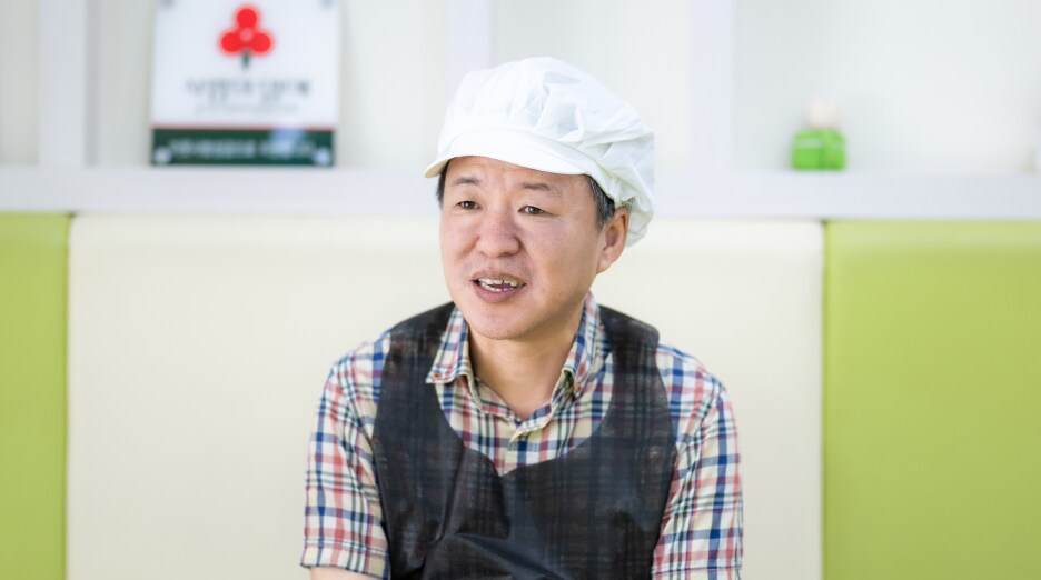 지역사회 봉사활동 현장에서 소감을 전하며 삼성전자-평택 소통협의회의 역할을 강조하는 황동철 위원