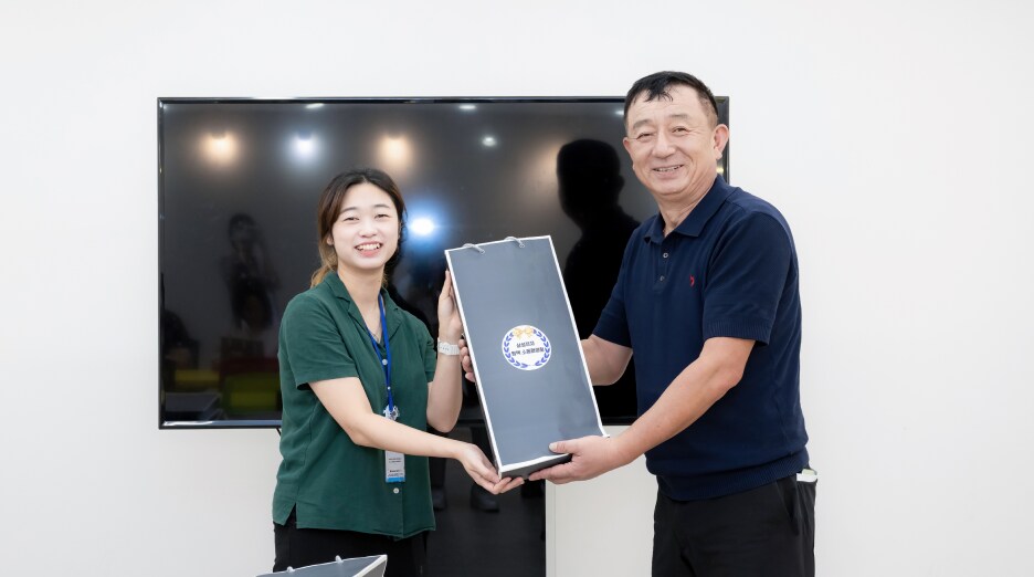자원봉사자에게 준비된 선물을 전달하는 삼성전자-평택 소통협의회 위원들