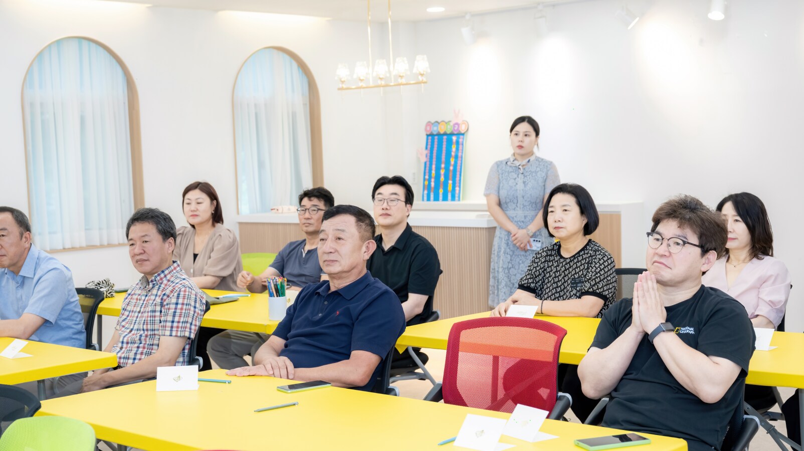 삼성전자-평택 소통협의회 위원들이 책상에 앉아 지역사회 취약계층 지원을 위한 봉사활동 준비 내용을 경청하는 모습