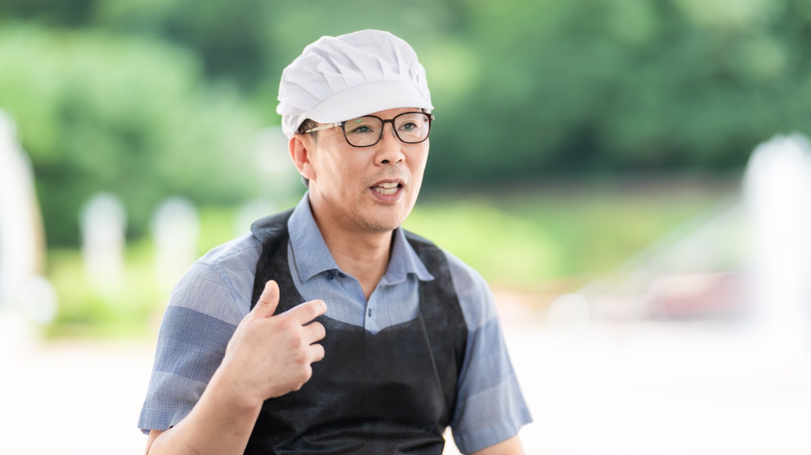 지역사회 봉사활동 현장에서 인터뷰를 진행하고 있는 삼성전자-평택 소통협의회 홍성동 위원