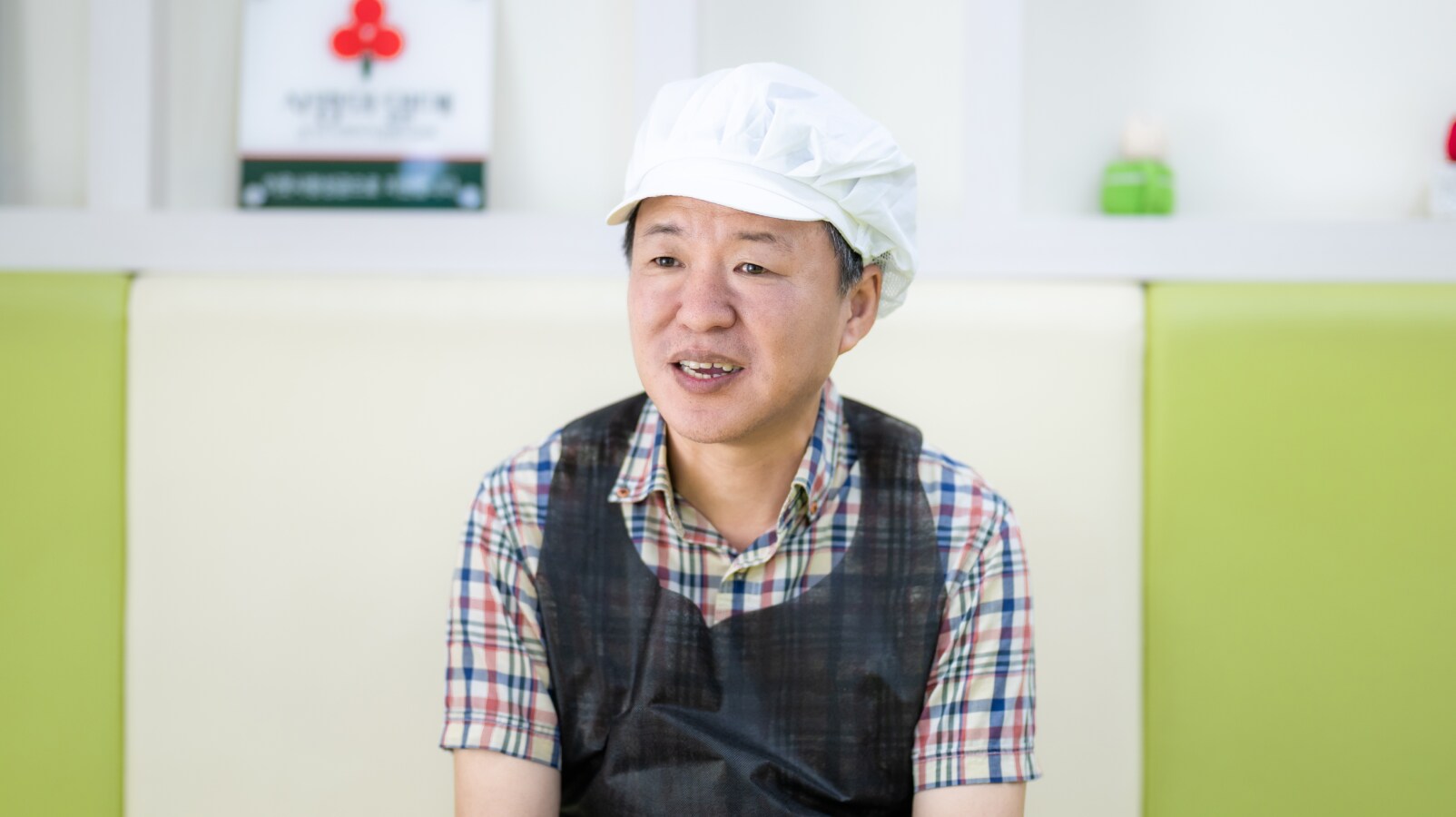 지역사회 봉사활동 현장에서 소감을 전하며 삼성전자-평택 소통협의회의 역할을 강조하는 황동철 위원