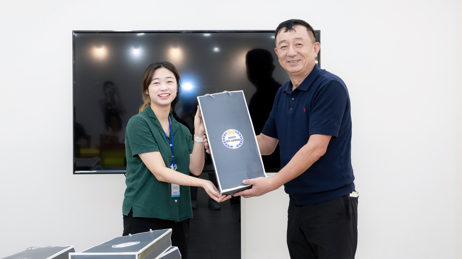 자원봉사자에게 준비된 선물을 전달하는 삼성전자-평택 소통협의회 위원들
